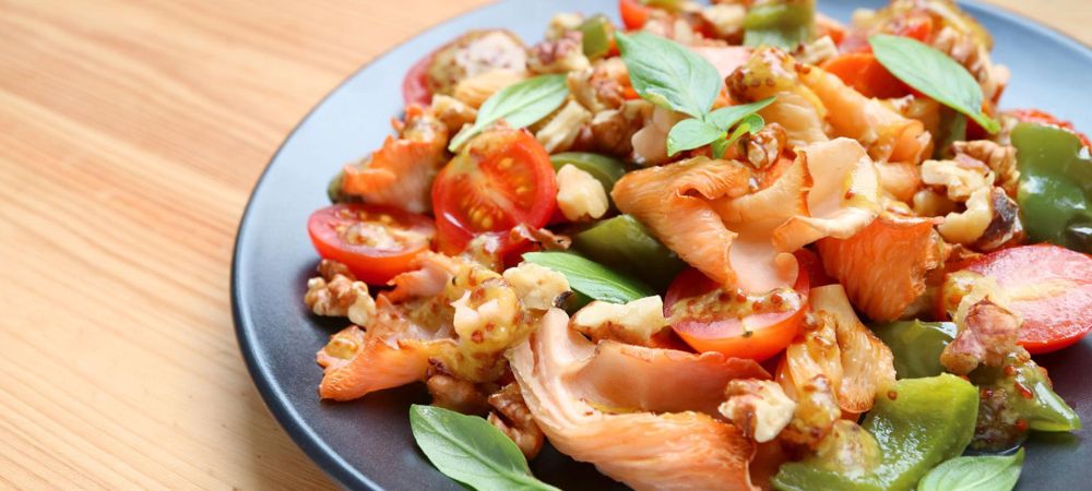ensalada con setas rosas pleurotus rosa y verduras frescas