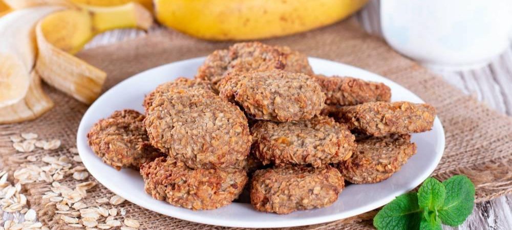 plato de galletas con trufas mágicas, plátano y avena listas para comer