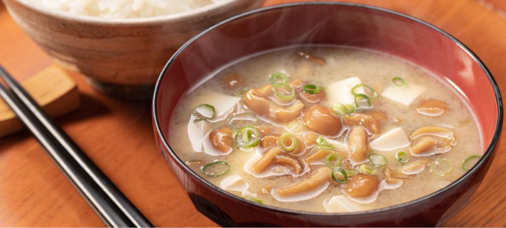 Setas nameko en sopa miso japonesa
