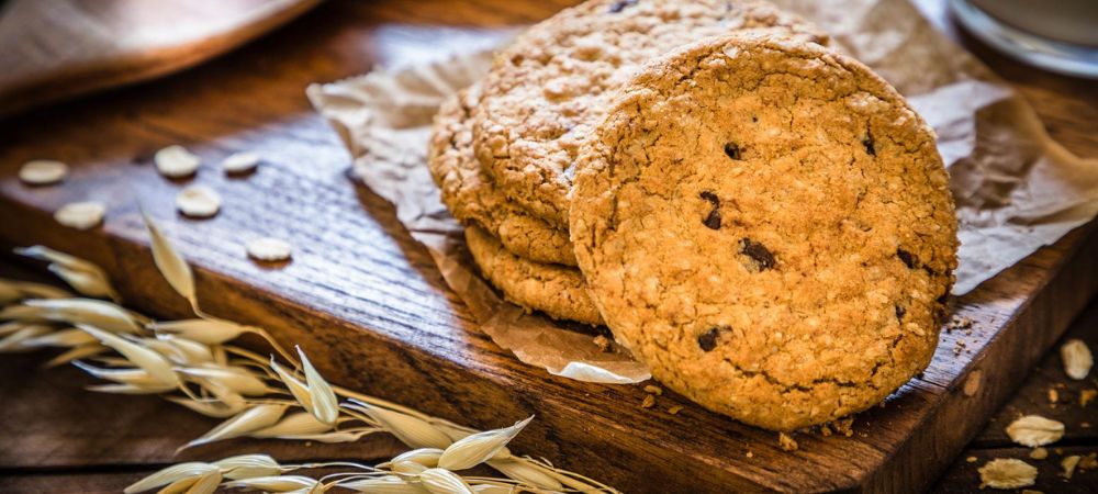 primer plano de unas galletas recién horneadas de avena con trufa mágica